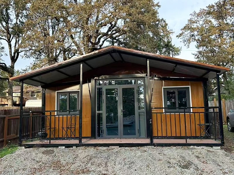 Single-Story Expandable Container House with Balcony